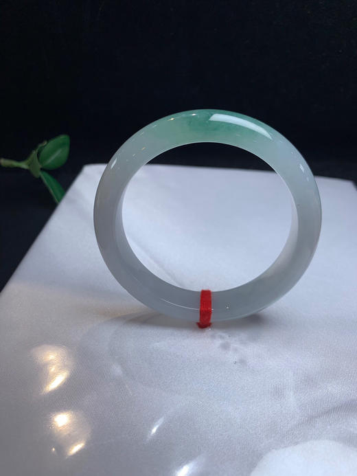 620458，54.8 冰底飘绿手镯，冰冰的，底妆冰透干净，一截带底色，干净清爽 商品图3