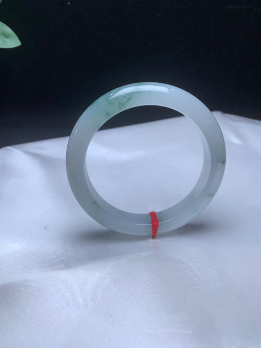 620459，58.8牛奶底飘花手镯，整条底妆细腻，秀气清新，花色清爽灵动 商品图3