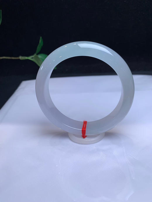 620462，55.3 冰底种水镯 ，冰冰纯纯的，纯净冰透 。接近白月光，有一节带浅绿底色 商品图3