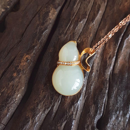 【天然正品】周大福AU750黄金镶钻镶天然细腻葫芦造型（福禄平安）和田玉吊坠项链22.1*21.2*5.3MM（皆取最大值）女士现售价：780特价！050425AH12 商品图4