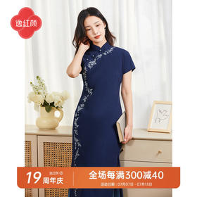 逸红颜蓝絮2025夏新款略宽松显腰身植物染蓝布立体刺绣短袖长旗袍