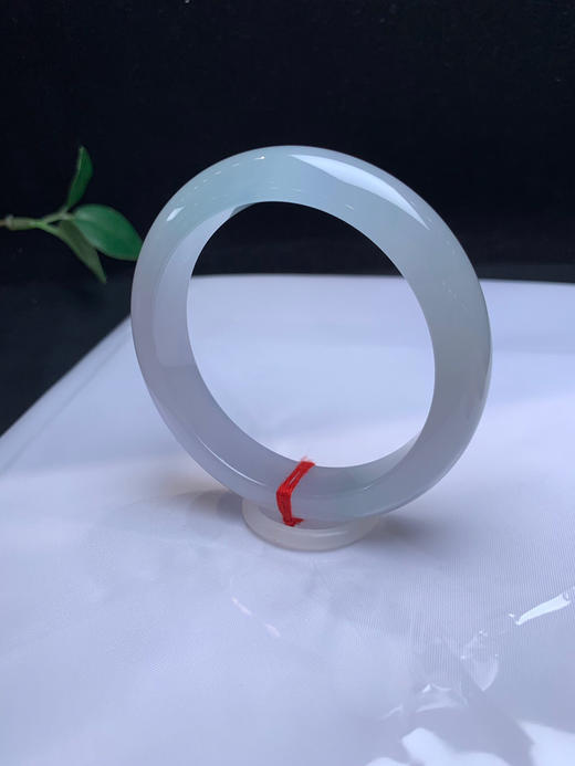 620462，55.3 冰底种水镯 ，冰冰纯纯的，纯净冰透 。接近白月光，有一节带浅绿底色 商品图4