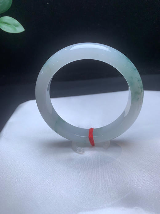 620459，58.8牛奶底飘花手镯，整条底妆细腻，秀气清新，花色清爽灵动 商品图1