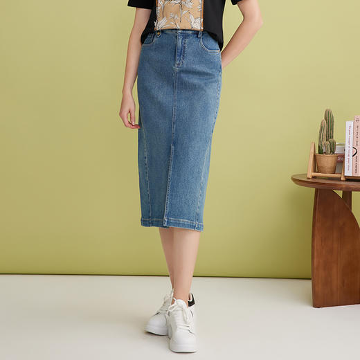 EITIE爱特爱舒适微弹高腰包臀开叉过膝牛仔半身裙2025春季新款A2506517A 商品图2