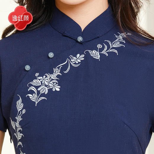 逸红颜蓝絮2025夏新款略宽松显腰身植物染蓝布立体刺绣短袖长旗袍 商品图3