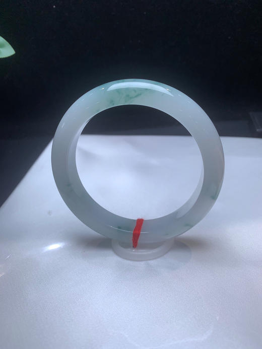 620459，58.8牛奶底飘花手镯，整条底妆细腻，秀气清新，花色清爽灵动 商品图2