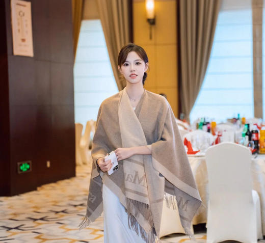 国内现货MaxMara双面斗篷➕胸针一起只要3350元 国内光披肩就要￥6600 商品图3