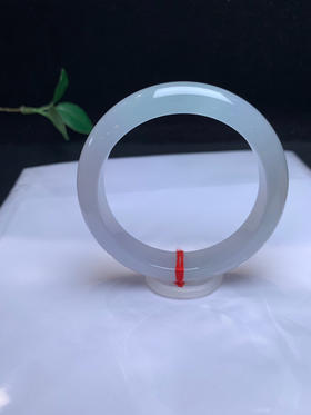620462，55.3 冰底种水镯 ，冰冰纯纯的，纯净冰透 。接近白月光，有一节带浅绿底色