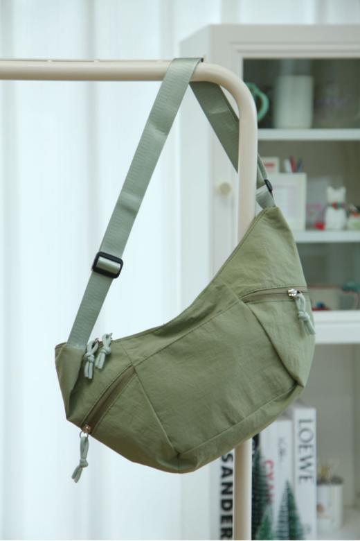 ⏰【LULU同款斜挎牛角包】超松弛牛角包❗💰29.9抢lulu平替❗小身形大容量！轻盈但能装！斜挎/单肩两种背法 ✅立体牛角包造型，小身材大容量 商品图6