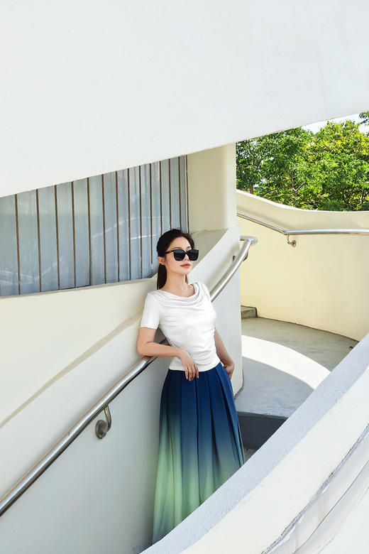 逸红颜明月优选「下弦月」气质超百搭 凉凉醋酸荡领T恤，把月光与优雅穿在身上 商品图14