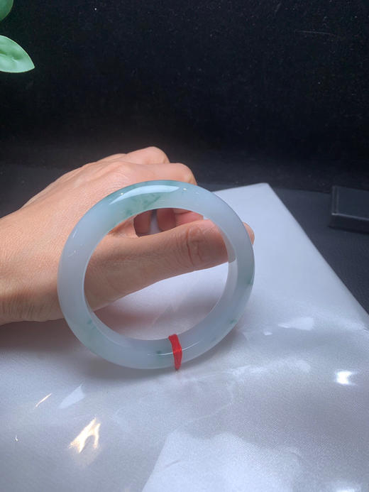 620459，58.8牛奶底飘花手镯，整条底妆细腻，秀气清新，花色清爽灵动 商品图5