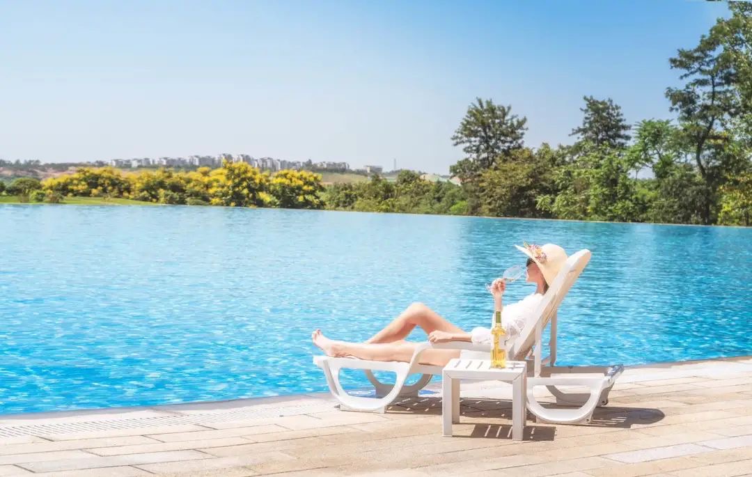 暑假旺季闪促【黑龙滩洲际/英迪格两店通兑 】
🌊IHG旗下奢华酒店·6600㎡无边泳池
✔️暑期周中不加价！纵享夏日清凉之旅