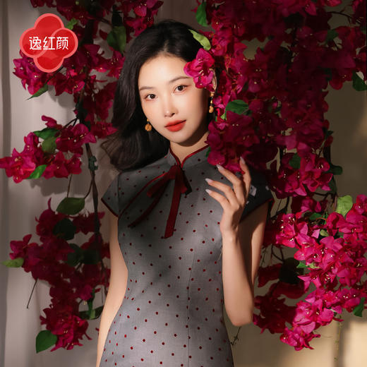 逸红颜佳音2025夏新款学院风文艺高智灰miu系红波点复古修身旗袍 商品图1