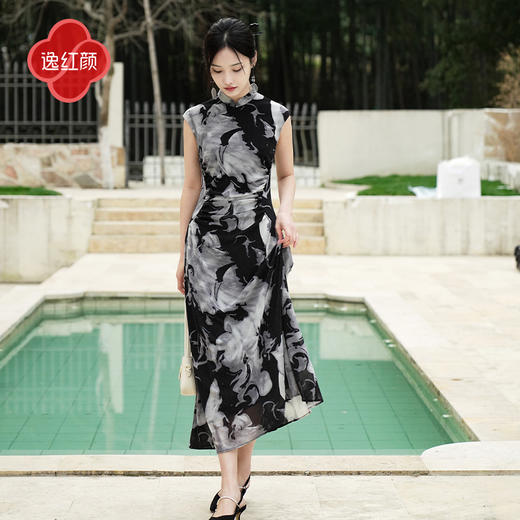 逸红颜墨卿2025夏新款冰凉感高弹银丝针织褶皱新中式大摆长旗袍裙 商品图1