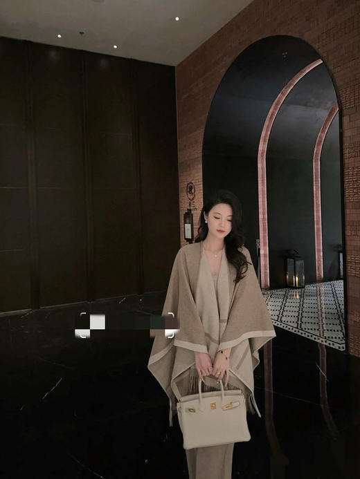 国内现货MaxMara双面斗篷➕胸针一起只要3350元 国内光披肩就要￥6600 商品图2