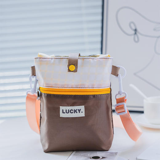 【美观时尚，携带便捷】多巴胺斜跨水杯袋 户外保温杯套 斜挎手拎水杯收纳袋-QQ 商品图6