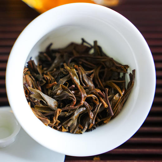 张老师勐海私仓茶；为今年春茶季再添一把火；【十一年陈薄荷塘】2015年核心古树茶地II类大古树；数量有限仅有2件，闭眼抢；只收一个仓储费；357g/饼 商品图3