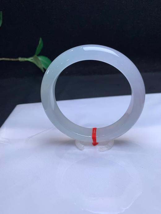 620462，55.3 冰底种水镯 ，冰冰纯纯的，纯净冰透 。接近白月光，有一节带浅绿底色 商品图2