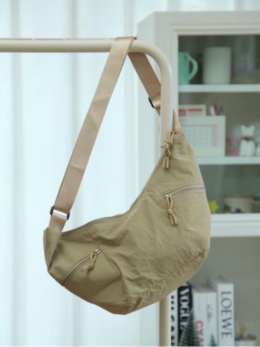 ⏰【LULU同款斜挎牛角包】超松弛牛角包❗💰29.9抢lulu平替❗小身形大容量！轻盈但能装！斜挎/单肩两种背法 ✅立体牛角包造型，小身材大容量 商品图4