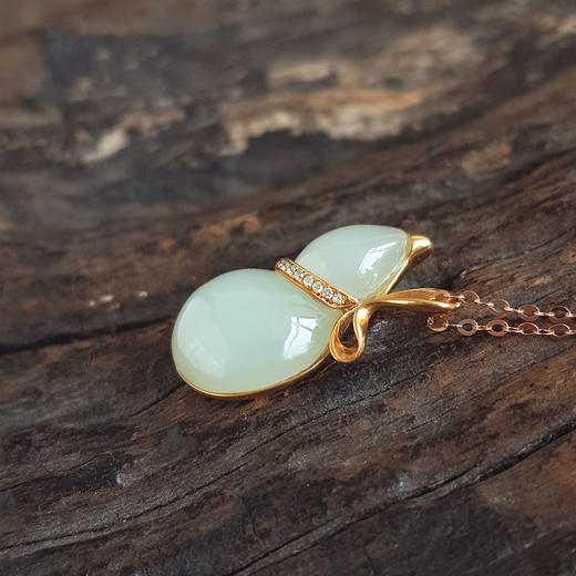 【天然正品】周大福AU750黄金镶钻镶天然细腻葫芦造型（福禄平安）和田玉吊坠项链22.1*21.2*5.3MM（皆取最大值）女士现售价：780特价！050425AH12 商品图5