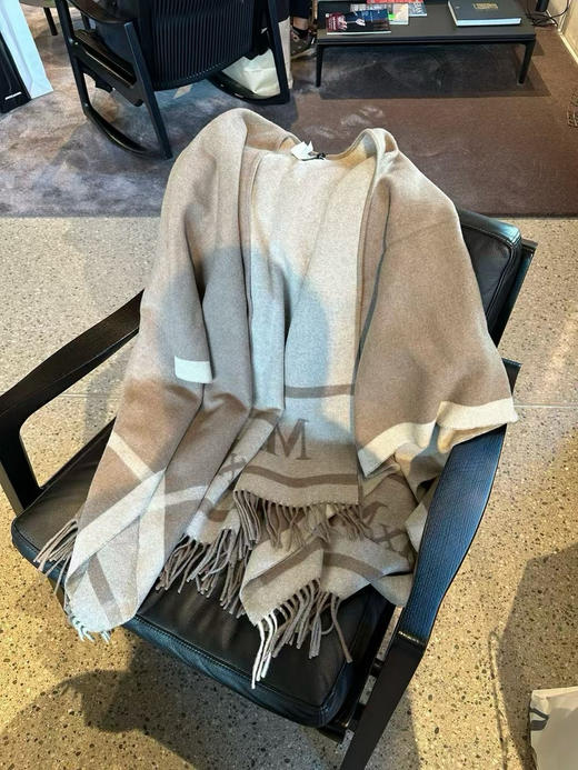 国内现货MaxMara双面斗篷➕胸针一起只要3350元 国内光披肩就要￥6600 商品图0