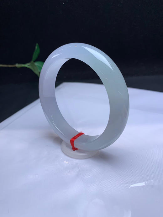 620462，55.3 冰底种水镯 ，冰冰纯纯的，纯净冰透 。接近白月光，有一节带浅绿底色 商品图1