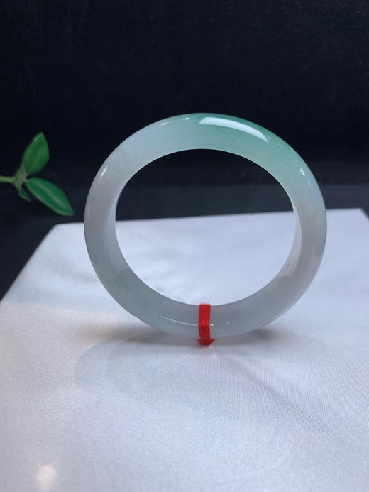 620458，54.8 冰底飘绿手镯，冰冰的，底妆冰透干净，一截带底色，干净清爽 商品图1