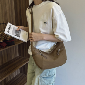 ⏰【LULU同款斜挎牛角包】超松弛牛角包❗💰29.9抢lulu平替❗小身形大容量！轻盈但能装！斜挎/单肩两种背法 ✅立体牛角包造型，小身材大容量