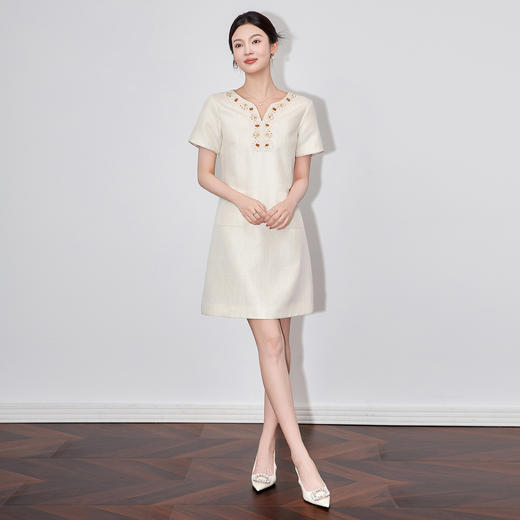 「高货wl 」全新升级【铂金会员358/天猫479/差价121】(73230)洛诗琳气质矜贵钉珠刺绣连衣裙2025夏季天丝麻小V领裙子 商品图0