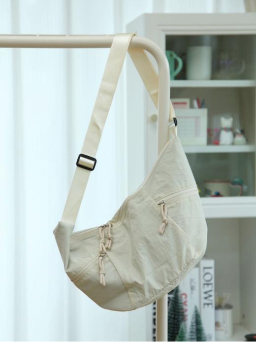 ⏰【LULU同款斜挎牛角包】超松弛牛角包❗💰29.9抢lulu平替❗小身形大容量！轻盈但能装！斜挎/单肩两种背法 ✅立体牛角包造型，小身材大容量 商品图5