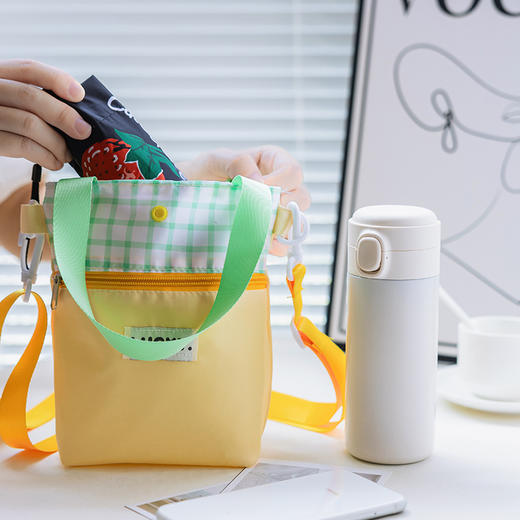 【美观时尚，携带便捷】多巴胺斜跨水杯袋 户外保温杯套 斜挎手拎水杯收纳袋-QQ 商品图1