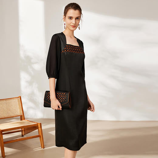 TANGY Collection天意2025秋季新品商场同款女一字领连衣裙L253806 商品图3