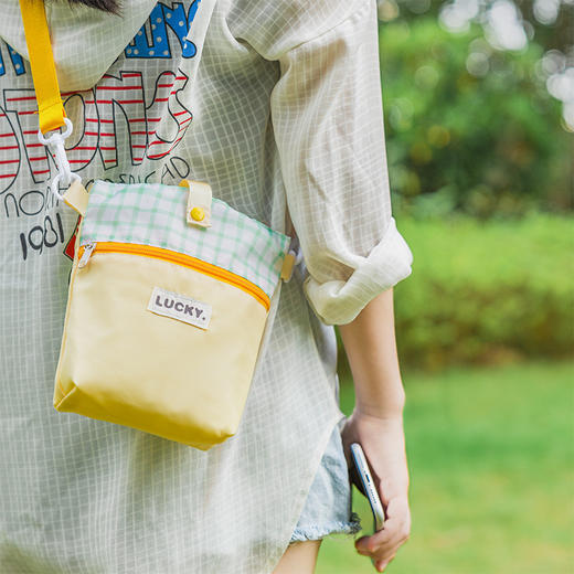 【美观时尚，携带便捷】多巴胺斜跨水杯袋 户外保温杯套 斜挎手拎水杯收纳袋-QQ 商品图0