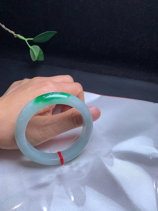 620460，53.8 辣绿色手镯，一截辣绿色特色别漂亮，干净清爽 商品图5