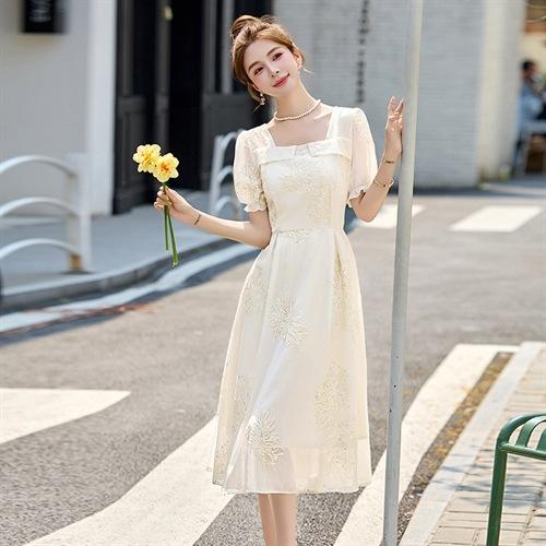 2025夏季新款方领泡泡袖高腰显瘦刺绣亮片气质连衣裙LDB2806 商品图1