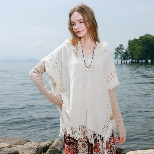 三彩2025新款【波西米亚】外搭连帽针织披肩流苏镂空木扣时尚出游 商品图2