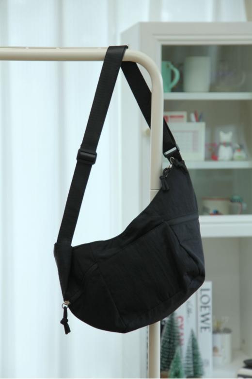 ⏰【LULU同款斜挎牛角包】超松弛牛角包❗💰29.9抢lulu平替❗小身形大容量！轻盈但能装！斜挎/单肩两种背法 ✅立体牛角包造型，小身材大容量 商品图3