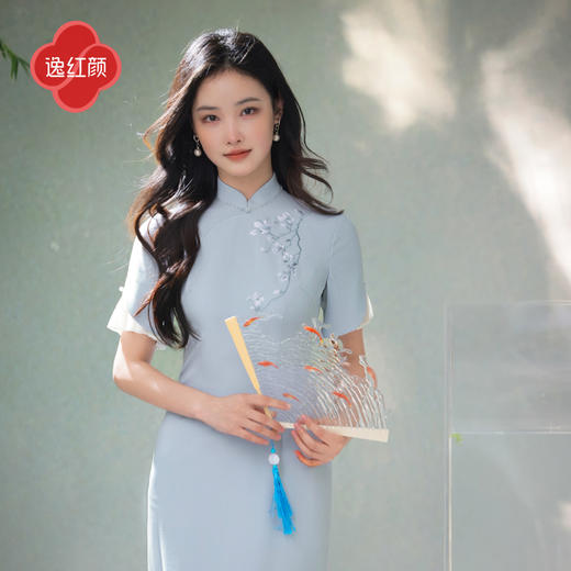 逸红颜婼兰2025夏新款极简都市风刺绣新中式风琴短袖日常改良旗袍 商品图1