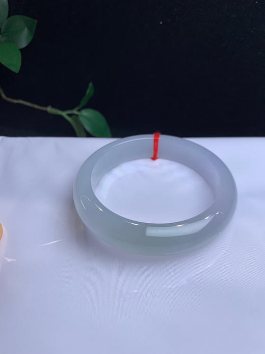 620462，55.3 冰底种水镯 ，冰冰纯纯的，纯净冰透 。接近白月光，有一节带浅绿底色 商品图5
