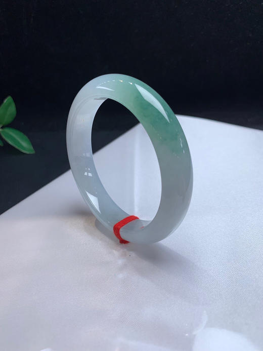 620458，54.8 冰底飘绿手镯，冰冰的，底妆冰透干净，一截带底色，干净清爽 商品图2