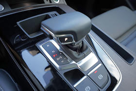 D挡在行驶中可以换L挡吗？要不要踩刹车？老司机：别等开报废才知道……