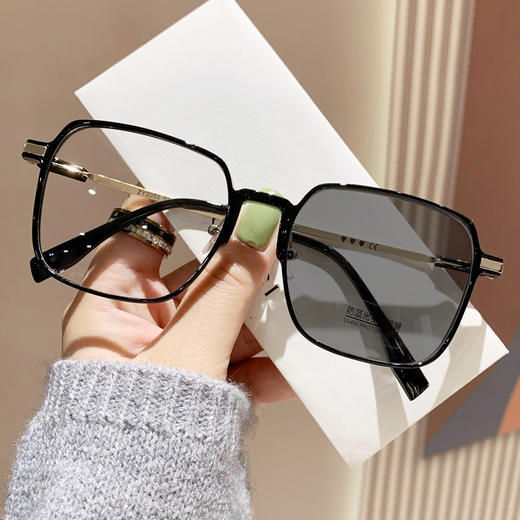 【 防蓝光感光变色眼镜】男女大框超轻高颜值显瘦素颜变色近视眼镜 商品图5