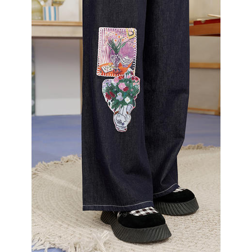 两三事 深蓝追忆 2025夏季新款森女风印花蕾丝贴布直筒牛仔裤女 商品图2