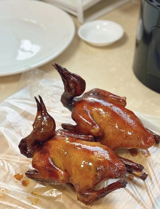 暑期福利团️99秒杀3只烤乳鸽潮管家红烧乳鸽一鸽胜九鸡精选4周龄鲜嫩乳鸽外皮焦糖脆到炸裂肉嫩爆汁一撕就脱骨薄到透光的脆皮基地直邮 商品图2