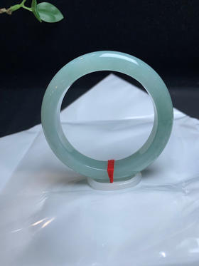 620468，54.2糯冰晴绿底手镯，整圈带晴绿底色，干净清新，底子很细