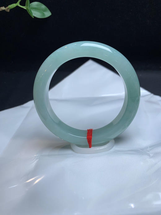 620468，54.2糯冰晴绿底手镯，整圈带晴绿底色，干净清新，底子很细 商品图0
