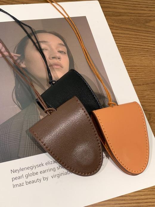 【高品质私服】【IC荔纹牛皮革眼镜挂绳】采用耐用牛皮材质，磁吸开合，防止眼镜掉落，方便携带G1458-CC【无标出货 介意慎拍】 商品图0