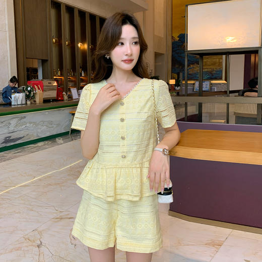 奢姿大码女装2026夏季法式蕾丝刺绣镂空设计两件套胖妹妹V领套装9952980107 商品图1