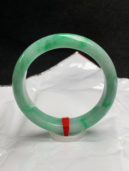620477，58圈口，细糯满绿正圈平安镯，满绿底色飘阳绿花 ，色泽浓郁，底子细腻 商品图0