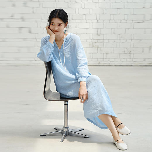 绽放旅行女装373朵【莫兰迪系列】干洗亚麻花边拼接V领长袖连衣裙 商品图0